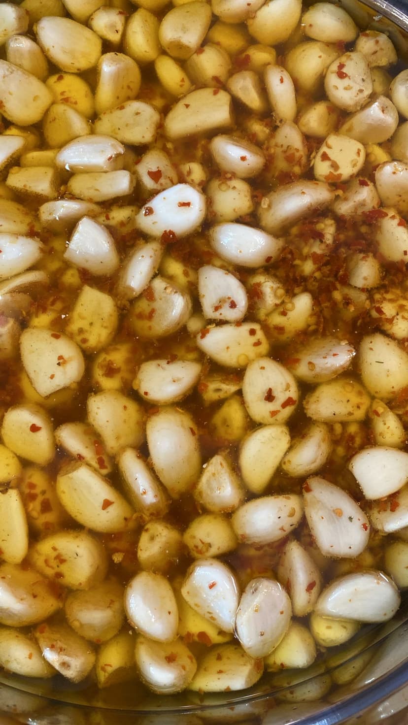 Garlic with flakes with oil